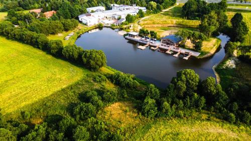 una vista aérea de un puerto deportivo en un lago en Hotel Azzun Orient SPA&Wellness en Kromerowo
