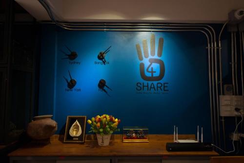 4SHARE Hostelに飾ってある許可証、賞状、看板またはその他の書類