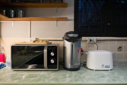 4SHARE Hostelにあるキッチンまたは簡易キッチン