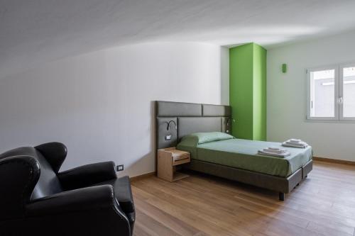 Un dormitorio con una cama, un sofá y una silla. en Giorgi Design Homes I, en Bolonia