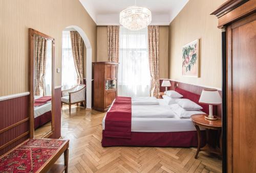 A bed or beds in a room at Palais-Hotel Erzherzog Johann