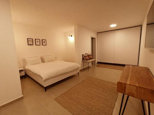 Ένα ή περισσότερα κρεβάτια σε δωμάτιο στο Accommodation at Miss Daisy - להתארח אצל מיס דייזי