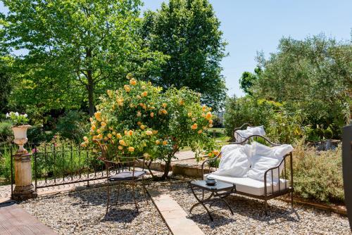 a garden with a chair and an apple tree at La Petite Aiguebonne in Allex