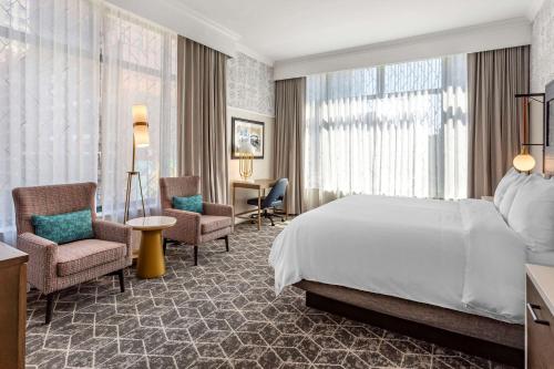 um quarto de hotel com uma cama e duas cadeiras em Bluegreen Vacations Hotel Blake, Ascend Resort Collection em Chicago