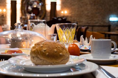 un tavolo con un piatto con un bagel sopra di Meschermolen a Mesch