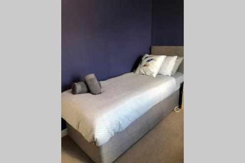 1 dormitorio con 1 cama con sábanas y almohadas blancas en Dudley House **Staycation & Contractors** Sleeps 7, en Tipton