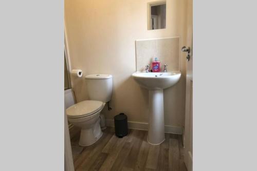 a bathroom with a toilet and a sink at Dudley House **Staycation & Contractors** Sleeps 7 in Tipton
