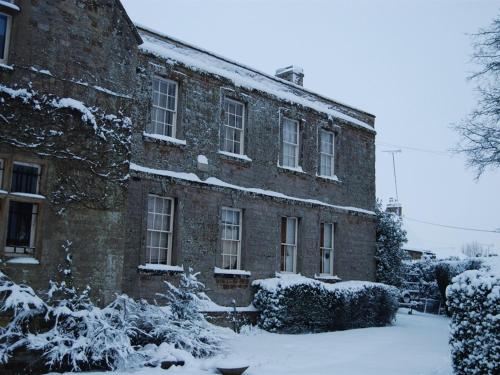 ビスターにあるHeyford Houseの雪の古いレンガ造りの建物