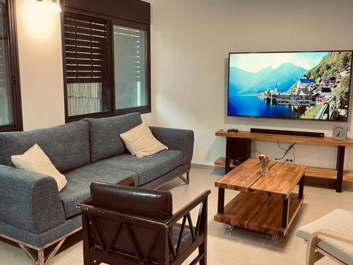 Μια τηλεόραση ή/και κέντρο ψυχαγωγίας στο Accommodation at Miss Daisy - להתארח אצל מיס דייזי