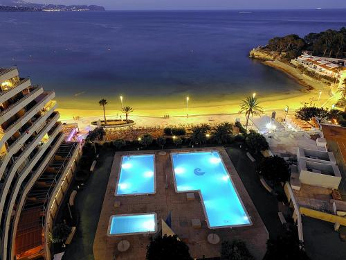 une vue aérienne d'un hôtel avec piscine et plage dans l'établissement El Amanecer de Calpe 2, à Calp