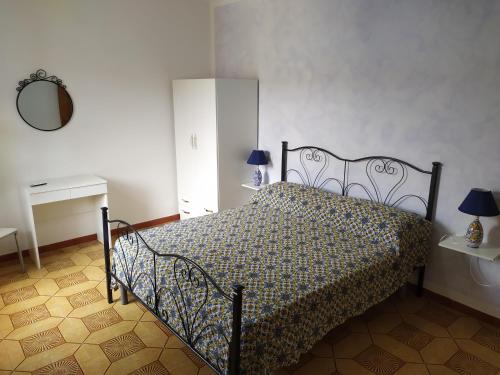 Un pat sau paturi într-o cameră la La finestra sul mare