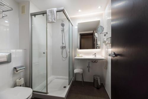 Bathroom sa Hotel CH Bucharest