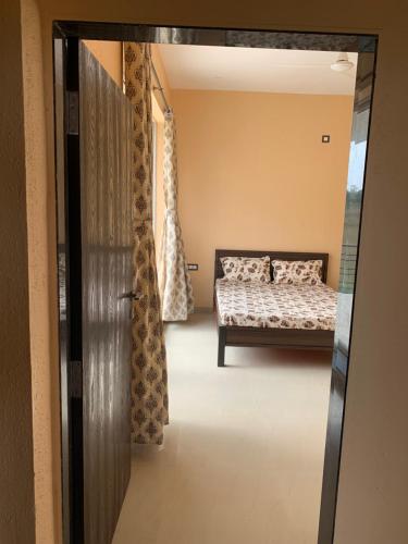 ROYAL MEADOWS - IGATPURI Bungalow Bにあるベッド