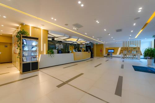 The lobby or reception area at Holiday Inn Express Shijiazhuang Heping, an IHG Hotel