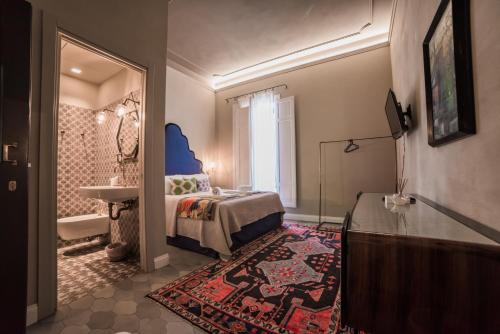 A bed or beds in a room at La Fonderia Firenze