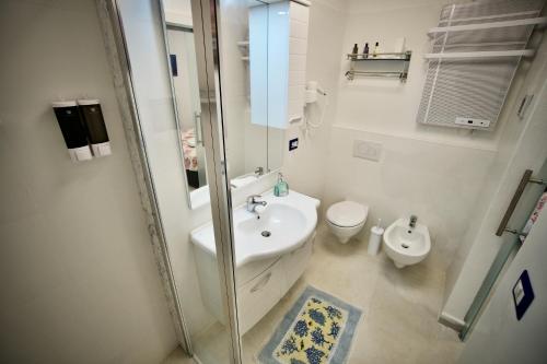 A bathroom at Ambra Apartment