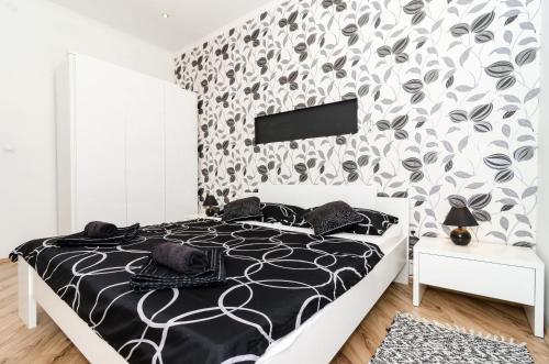 um quarto com uma parede em preto e branco em Apartments Vanessa em Dubrovnik