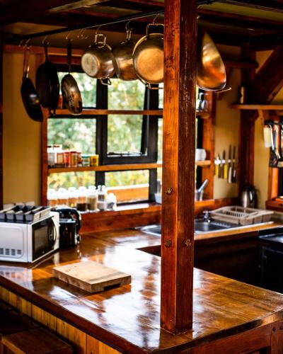 Η κουζίνα ή μικρή κουζίνα στο Shamba Lodge Cabin A