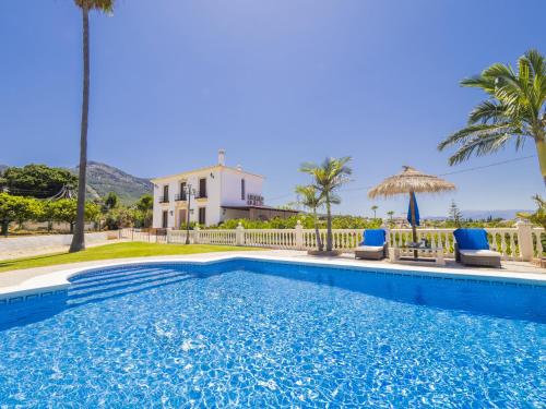 - une piscine en face d'une maison dans l'établissement Cubo's Villa Huerta de las Rosas, à Alhaurín el Grande