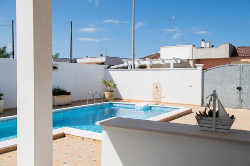 a swimming pool on the roof of a building at Villa Gallese in Lendinuso