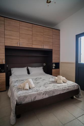 a bedroom with a large bed with two towels on it at Villa Gallese in Lendinuso