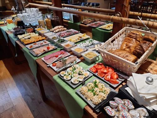 Un buffet con muchos tipos diferentes de comida en una mesa. en Kamienica Sporting, en Międzyzdroje