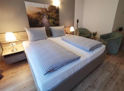 Ein Bett oder Betten in einem Zimmer der Unterkunft HoFer am Zeitberg - Ferienwohnungen
