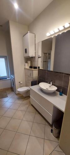 A bathroom at Apartament Zwycięstwa 45