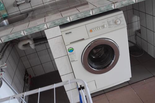 a washing machine in a bathroom with a sink at Leuna - Mechanicsville in Bad Dürrenberg