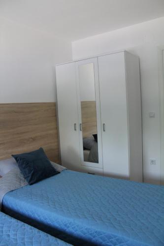 En eller flere senge i et værelse på VIP Apartment Visoko