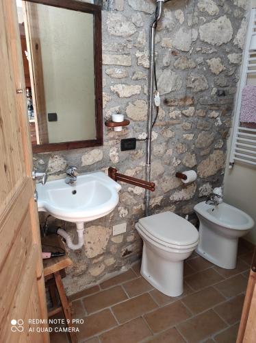 Calvi dellʼ UmbriaにあるGiardino casa Selciataの石造りのバスルーム(洗面台、トイレ付)