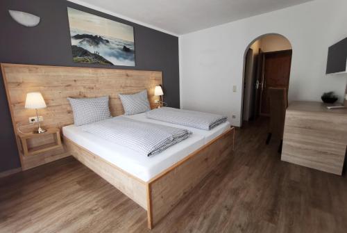 Säng eller sängar i ett rum på HoFer am Zeitberg - Ferienwohnungen