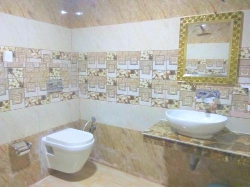 Hotel Himdhara, Dalhousieにあるバスルーム