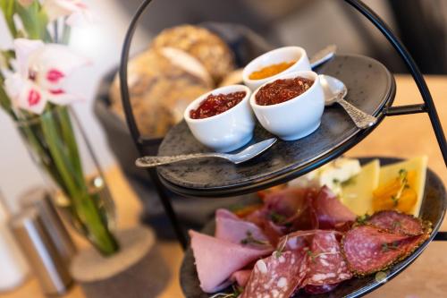 un plato de comida en una bandeja con salsas de inmersión en Bed and Breakfast - Homburg am Main, en Homburg