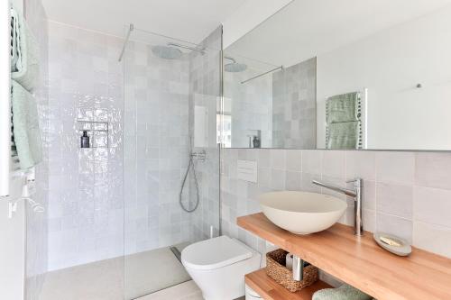 uma casa de banho com um lavatório, um WC e um chuveiro em ECO-APARTMENTS LA MARINEDA em Roses