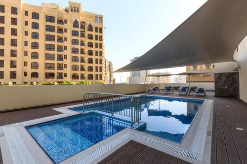 S19 Hotel-Al Jaddaf Metro Station في دبي: مسبح على سطح مبنى