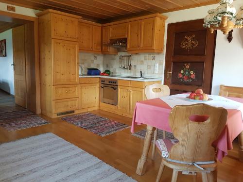 cocina con mesa y mantel rosa en Ferienwohnung Ertlerlehen, en Marktschellenberg