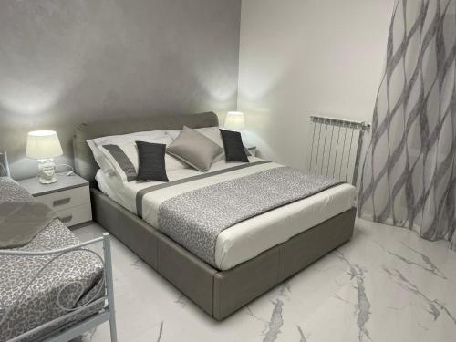 1 dormitorio con 1 cama grande y 2 lámparas. en B&B IL PICCOLO PRINCIPE, en Mercato San Severino