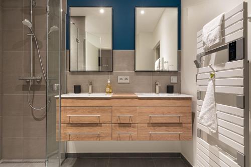 une salle de bain avec un lavabo et une douche dans l'établissement Design et charme, 100m2 face à la Saône, à Lyon