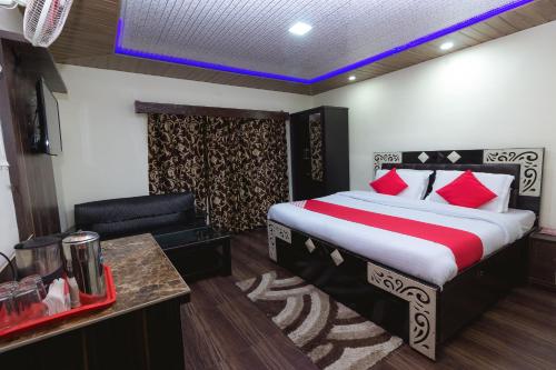Hotel Himdhara, Dalhousieにあるベッド