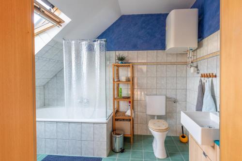 Koupelna v ubytování Andreas' Dachwohnung mit Terrasse