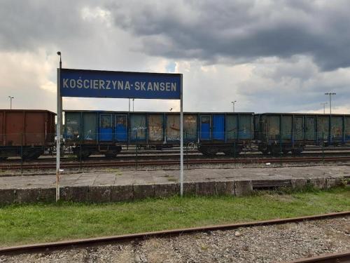 a train yard with several train cars on the tracks at Kaszuby, dom kaszubski nad jeziorem Danielowa Dolina in Szymbark