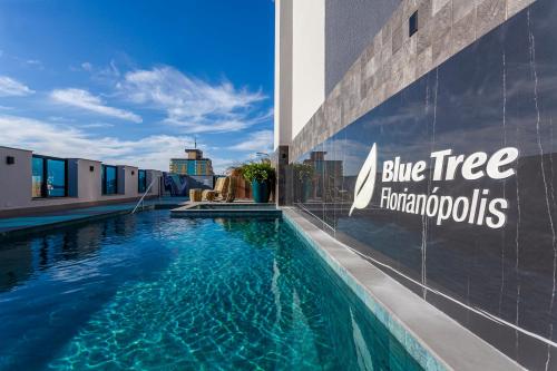 uma piscina ao lado de um edifício em Blue Tree Premium Florianópolis em Florianópolis