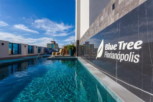 佛羅安那波里的住宿－藍樹高級弗洛里亞諾波利斯旅館，建筑物一侧的游泳池