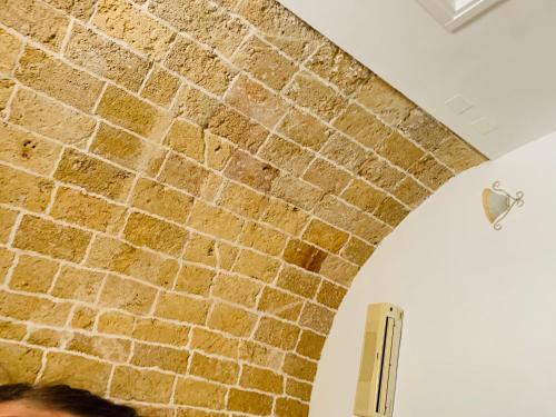 a brick wall in a room at Nonna Veronica in Gemini