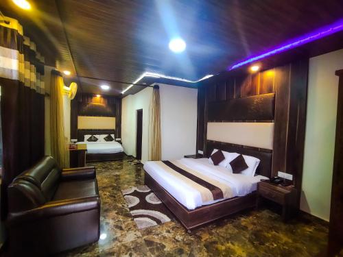 Hotel Himdhara, Dalhousieにあるベッド