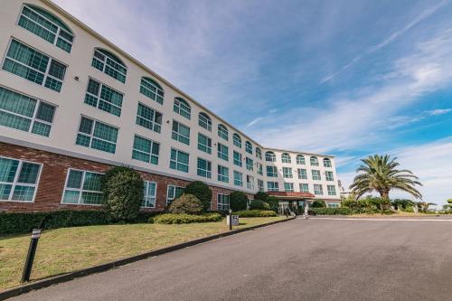 an empty street in front of a large building at Aria Hotel in Seogwipo