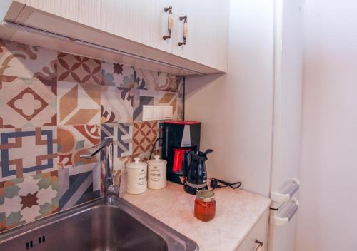 uma cozinha com um lavatório e uma bancada em Traditional Guesthouse Asimakis Anifion em Anífion