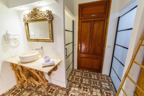 a bathroom with a sink and a mirror at Flor de Mandarina in Sa Pobla