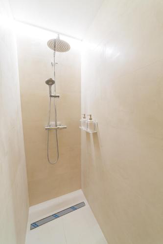 a bathroom with a shower with a scale at Flor de Mandarina in Sa Pobla